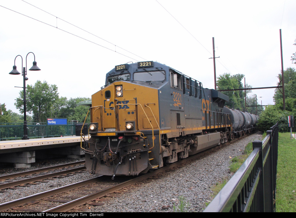 CSX 3221 leads M421